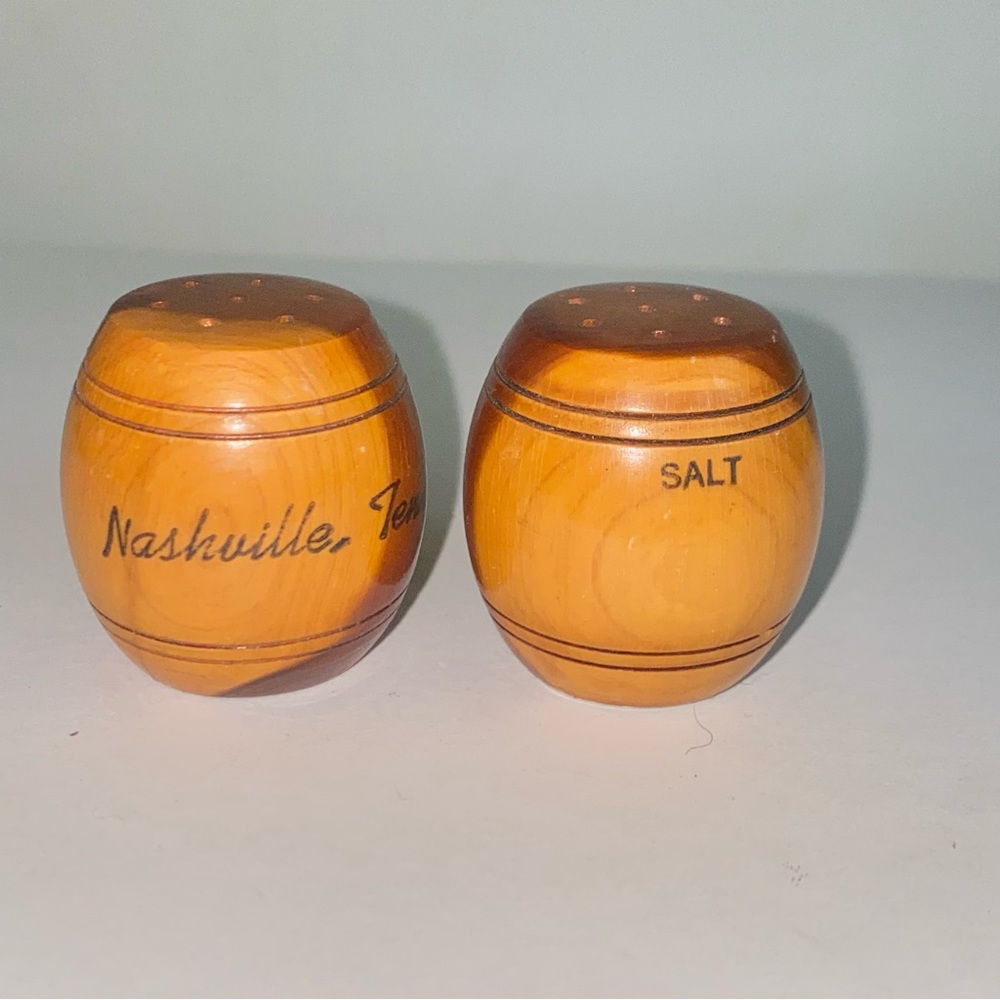 Vintage Nashville Tennessee Souvenir Tiny Cedar Wood Barrel Salt &Pepper Shakers
